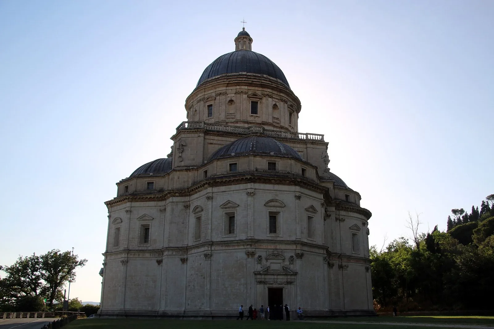 Il Tempio di Santa Maria della Consolazione a Todi, con la grande cupola centrale e le absidi, circondato da prato e alberi